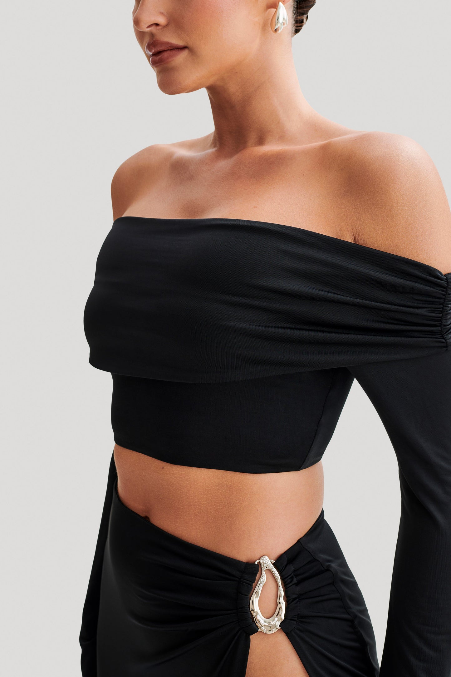 ROF Camryn Slinky Düşük Omuz Crop Top - Siyah