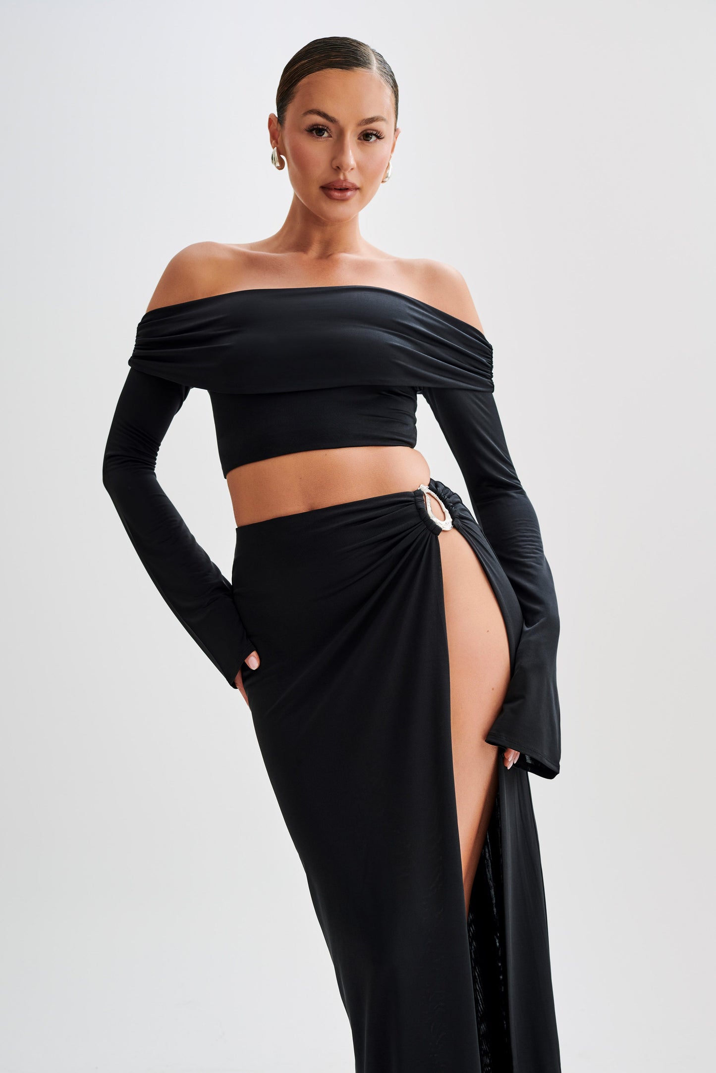 ROF Camryn Slinky Düşük Omuz Crop Top - Siyah
