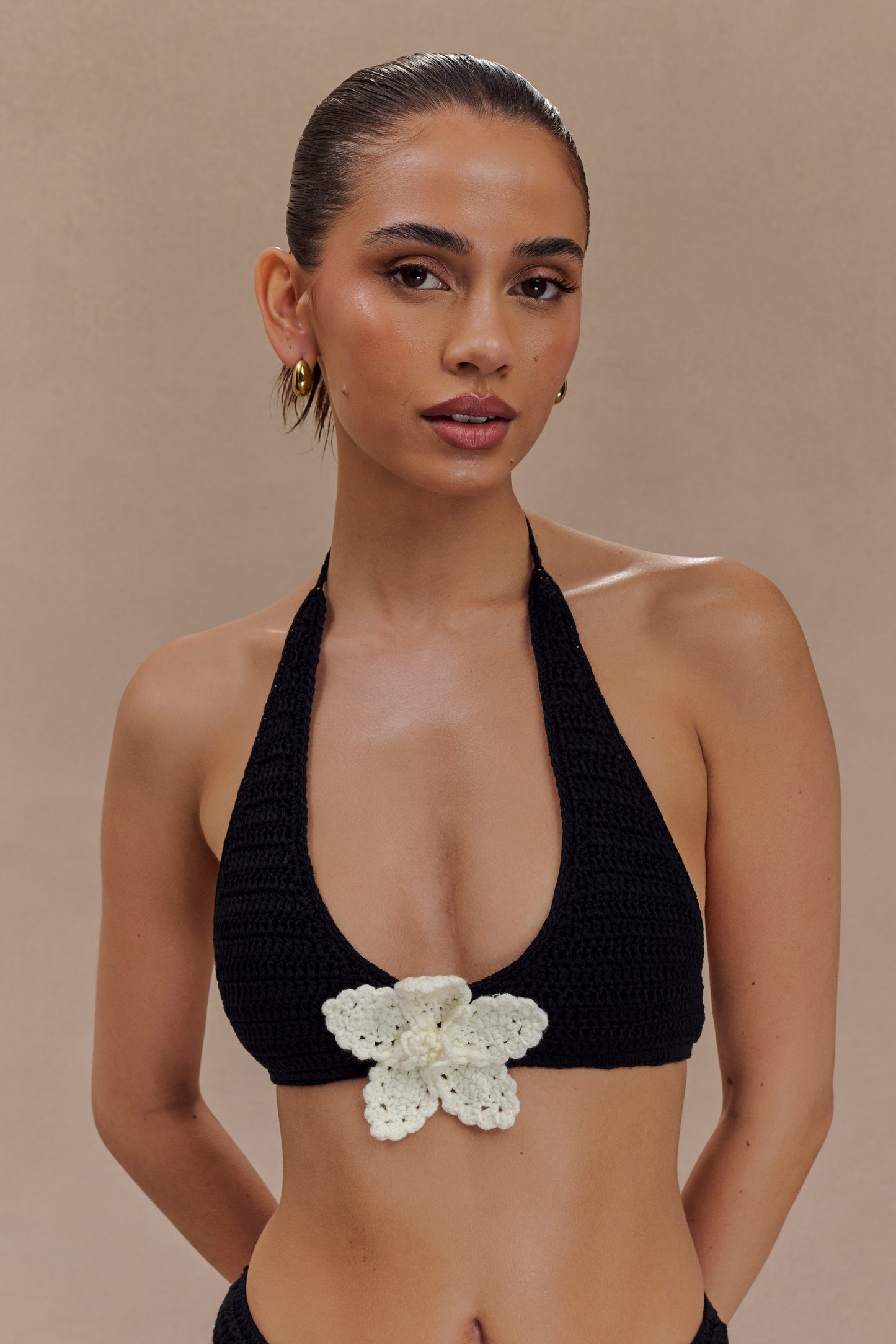 ROF Rhiannon Çiçekli Tığ İşi Halter Bikini Üstü - Siyah Beyaz